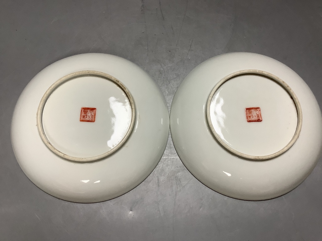 A pair of Chinese enamelled porcelain saucer dishes, diameter 14cm